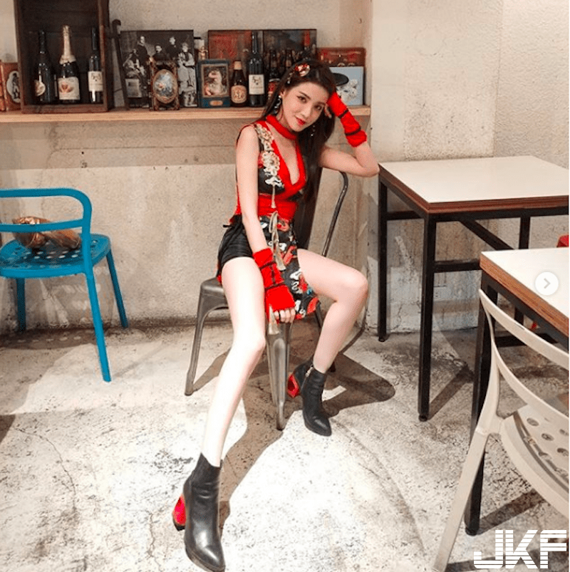 「混血正妹」出国度假秀身材，比基尼中路敞开「白嫩一片」好诱人～(23)