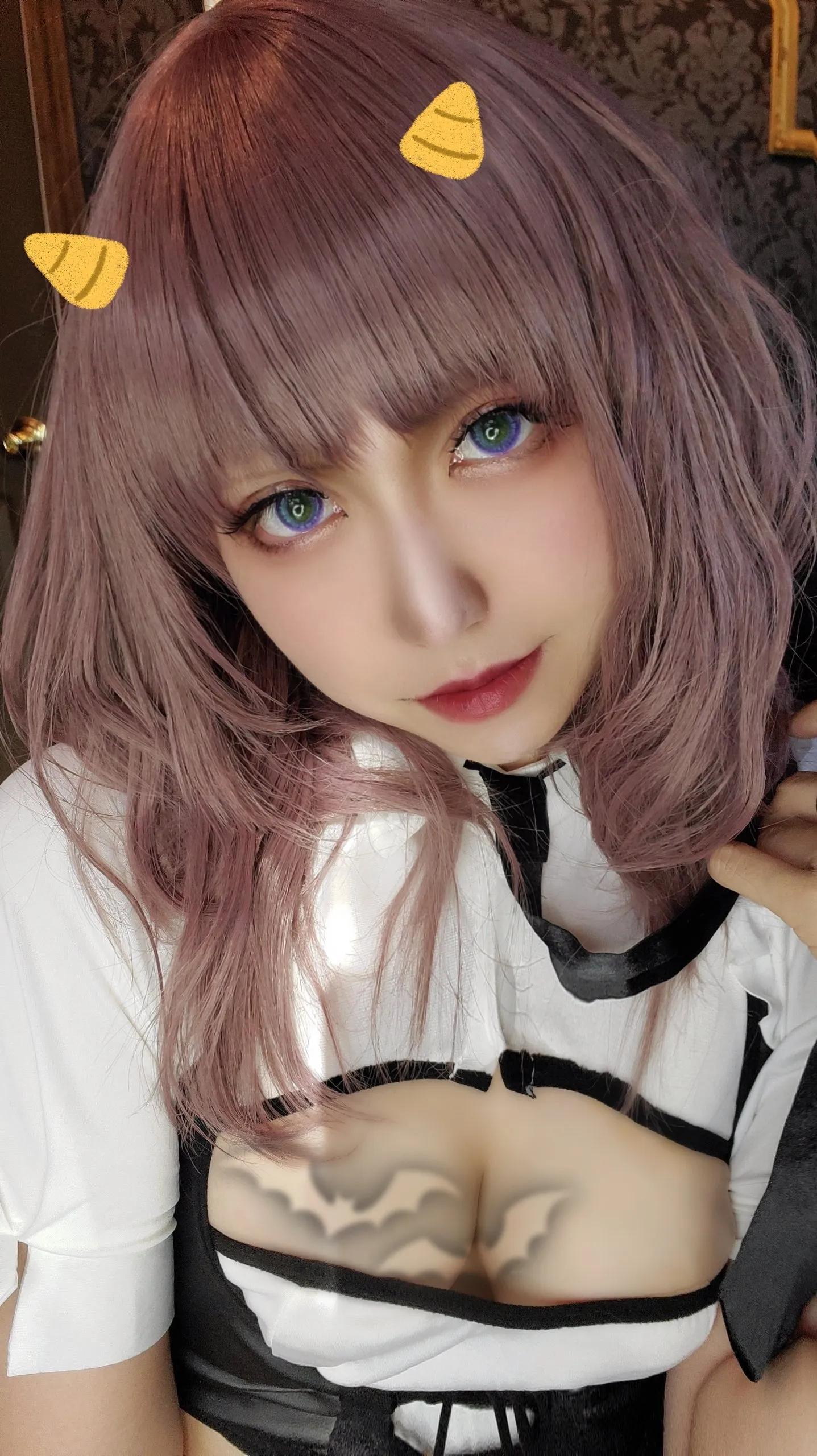 萌甜系正妹Coser风格一秒切换　御姐魂上身连眼神都散发出致命的色气撩(17)