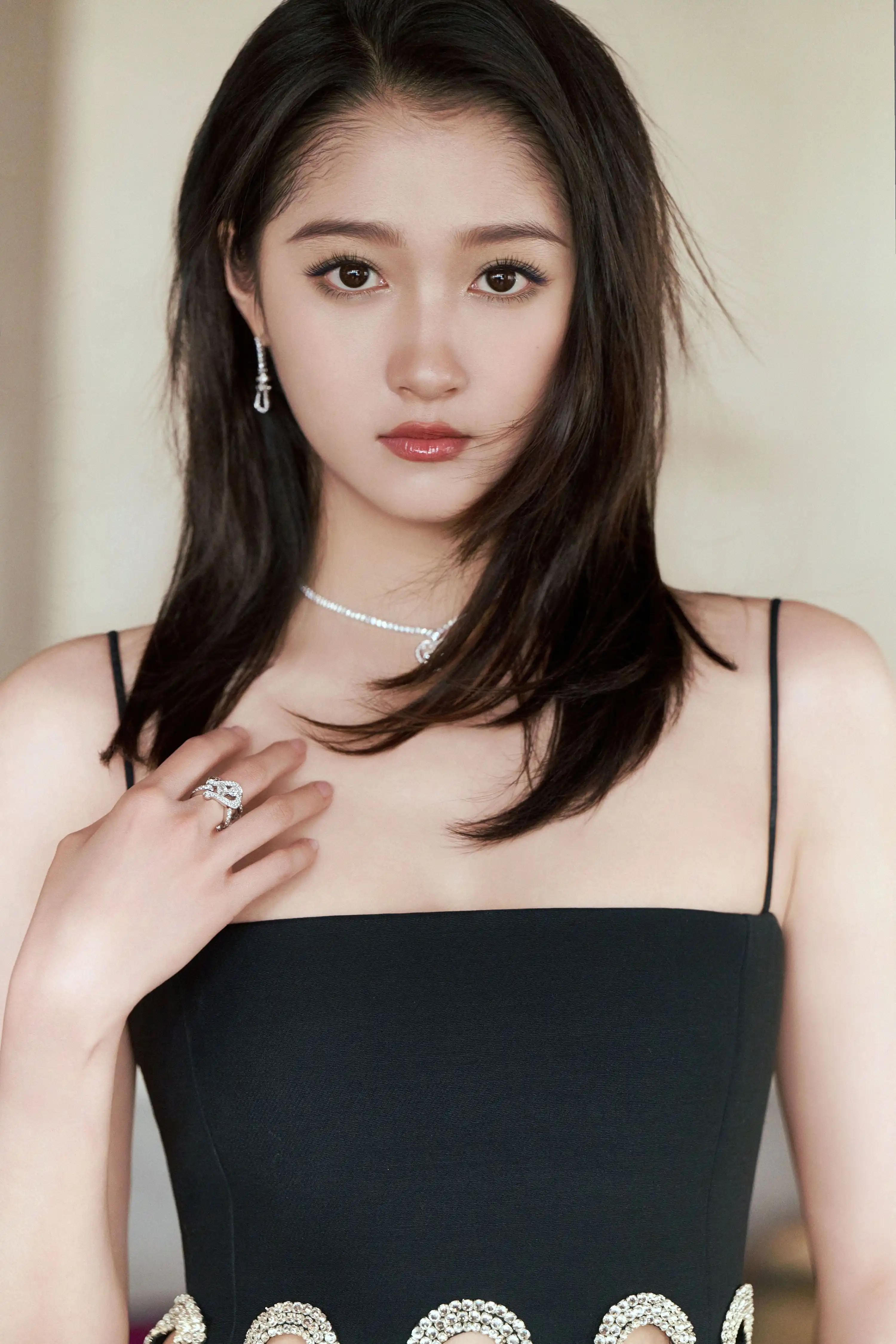 吊带黑裙俐落率性—关晓彤[高清套图](2)