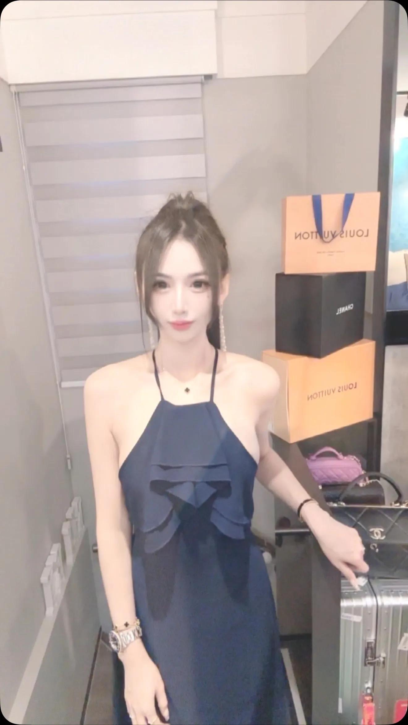 「蔡米奇」酥胸微露 好曲线 让人深深著迷(39)