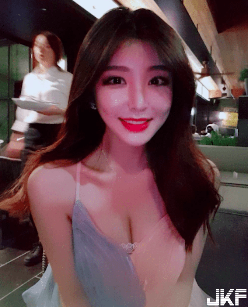 美乳来袭！女主播爆乳深沟「奶压船板」，17秒火辣画面太喷血！-小湿妹图(15)