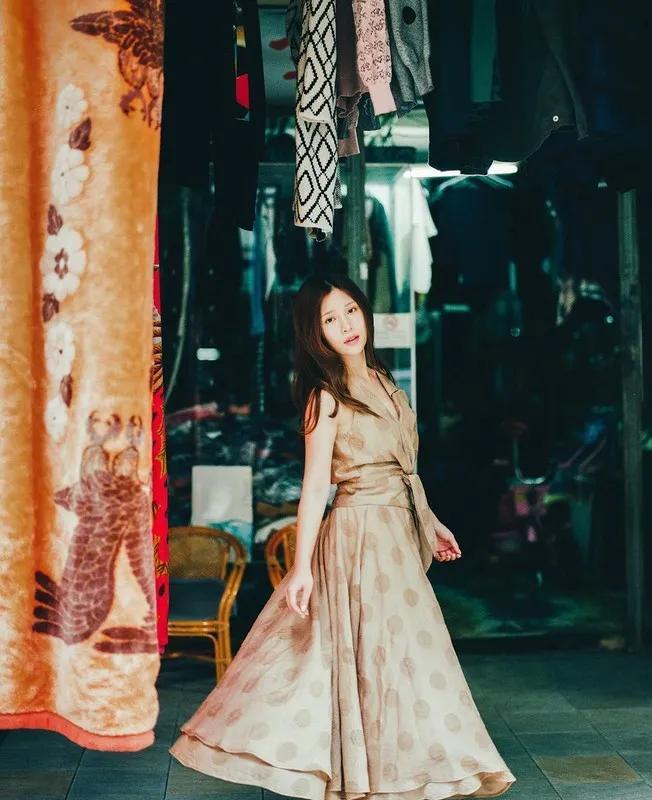 鸡排妹上衣滑落掉出傲人双峰险走光(25)