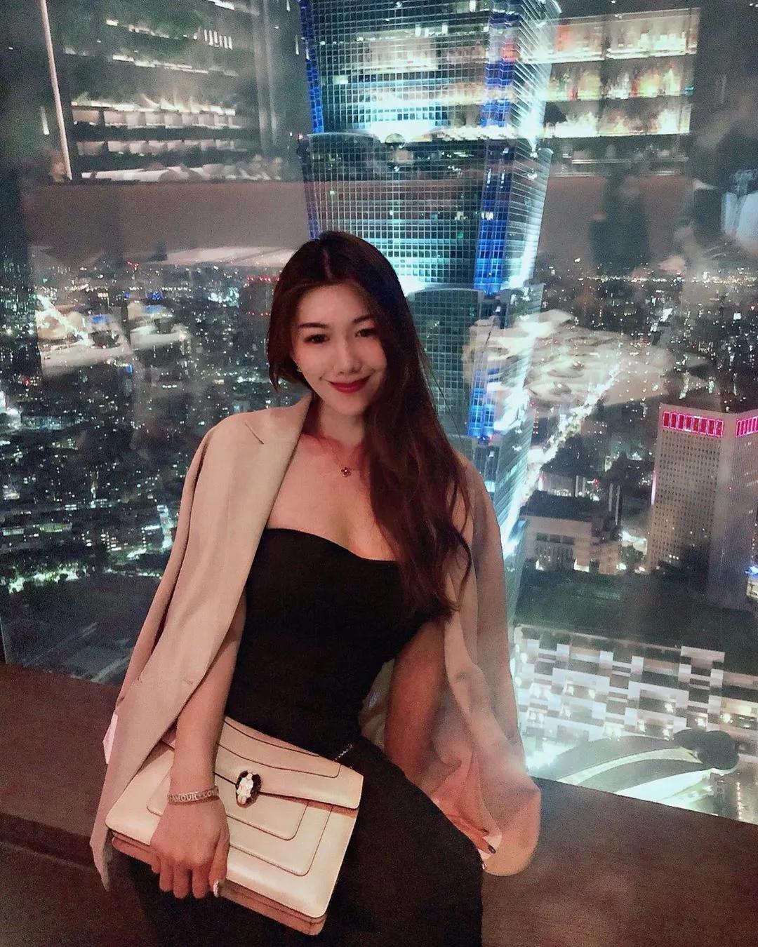 高质感花艺板娘！「艾琳Irene H」无暇美脸高雅又冷艳，袒露雪嫩美乳让画面隽永无比！(3)