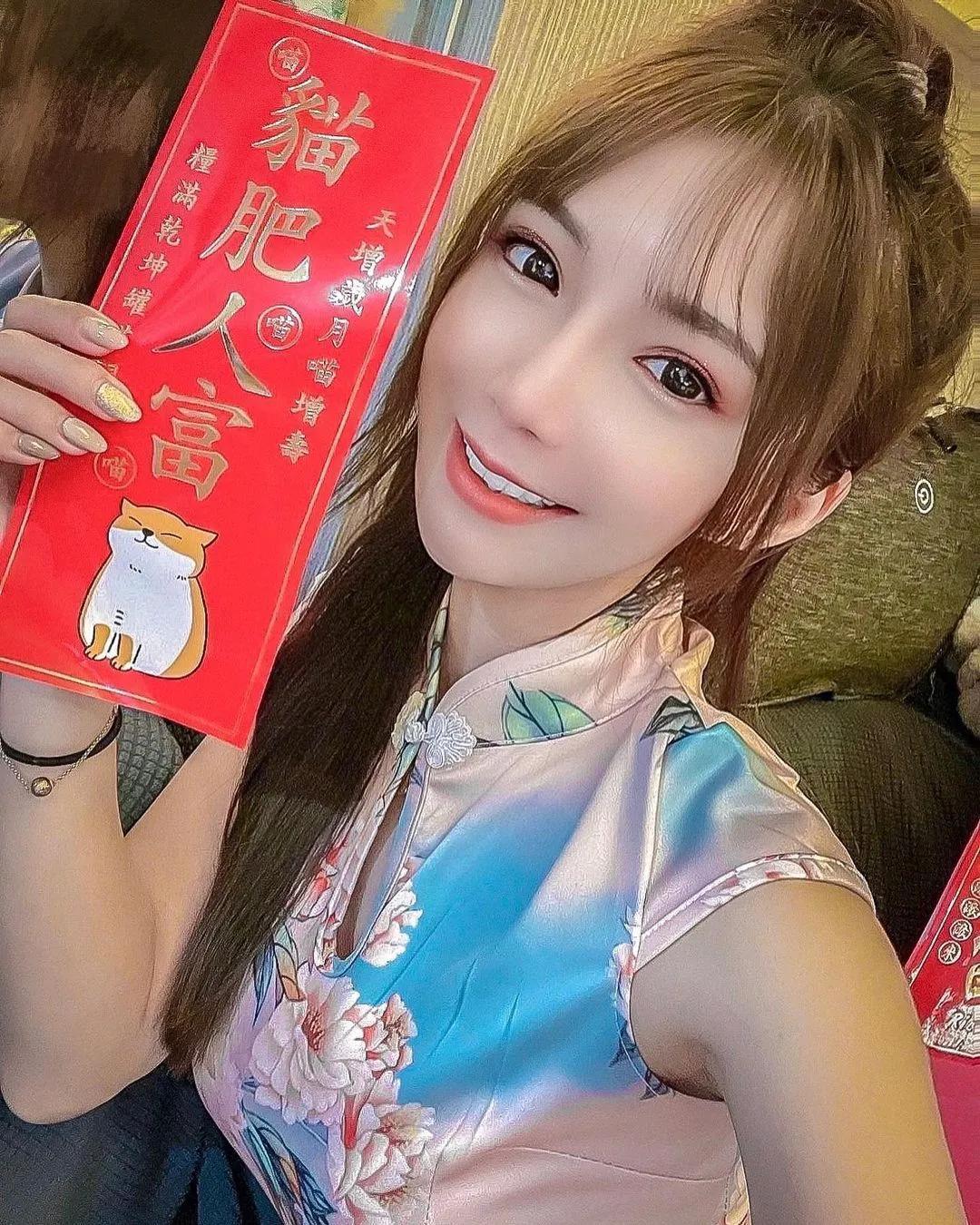 拜年就要穿旗袍！「电眼正妹」春节小露性感，隐藏版「雪肌美乳」好迷人！-小湿妹图(3)