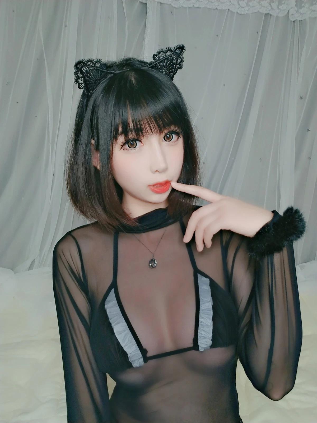 Coser美女小酥醬黑貓主題私房性感黑絲薄透女僕裝配黑絲襪秀曼妙身姿誘惑寫真40P(29)