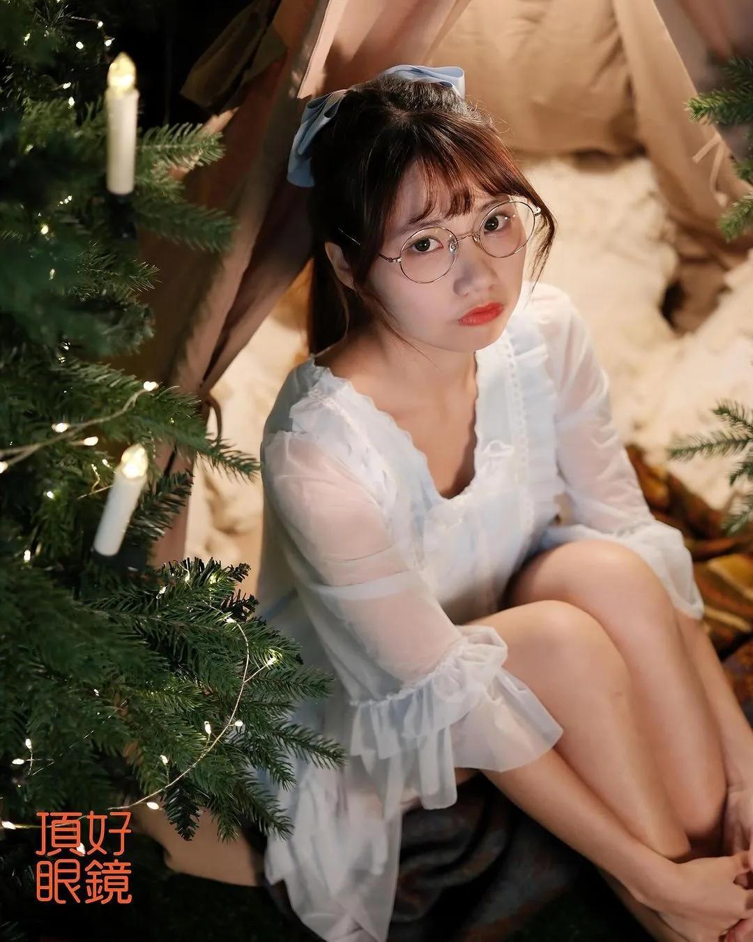 可爱美眉「nimo尼莫」超胸美乳一个弯腰就要掉出(14)