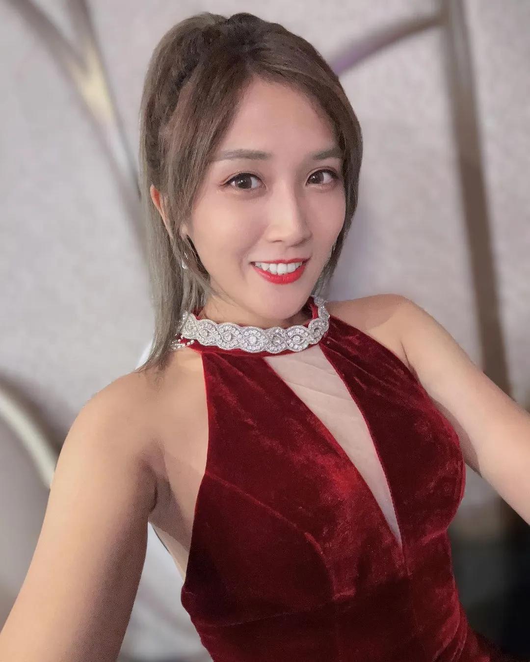 气质美女「Zera璇璇」极品身型辣度破表 令人血脉喷张(13)