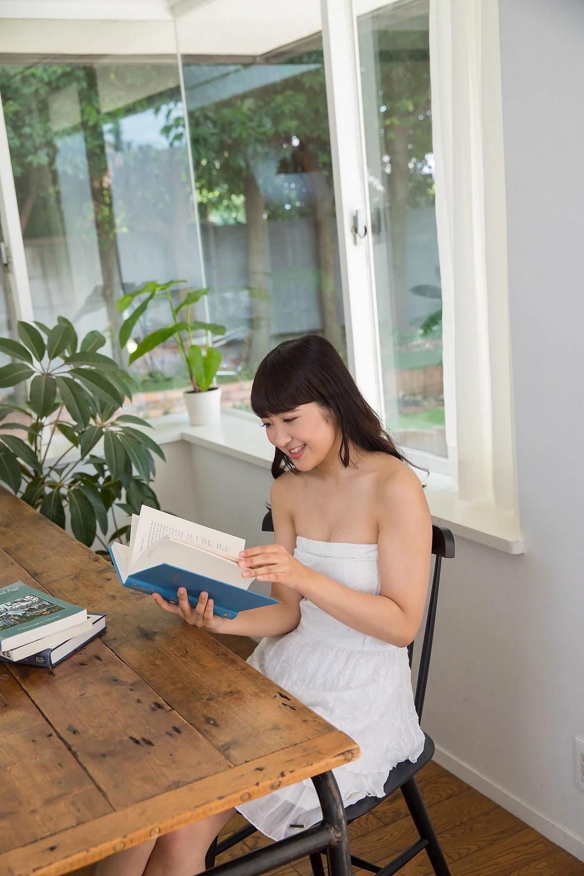 日本美女高梨愛普通畫廊主題戶外脫性感白色長裙露白色比基尼迷人誘惑寫真44P(22)