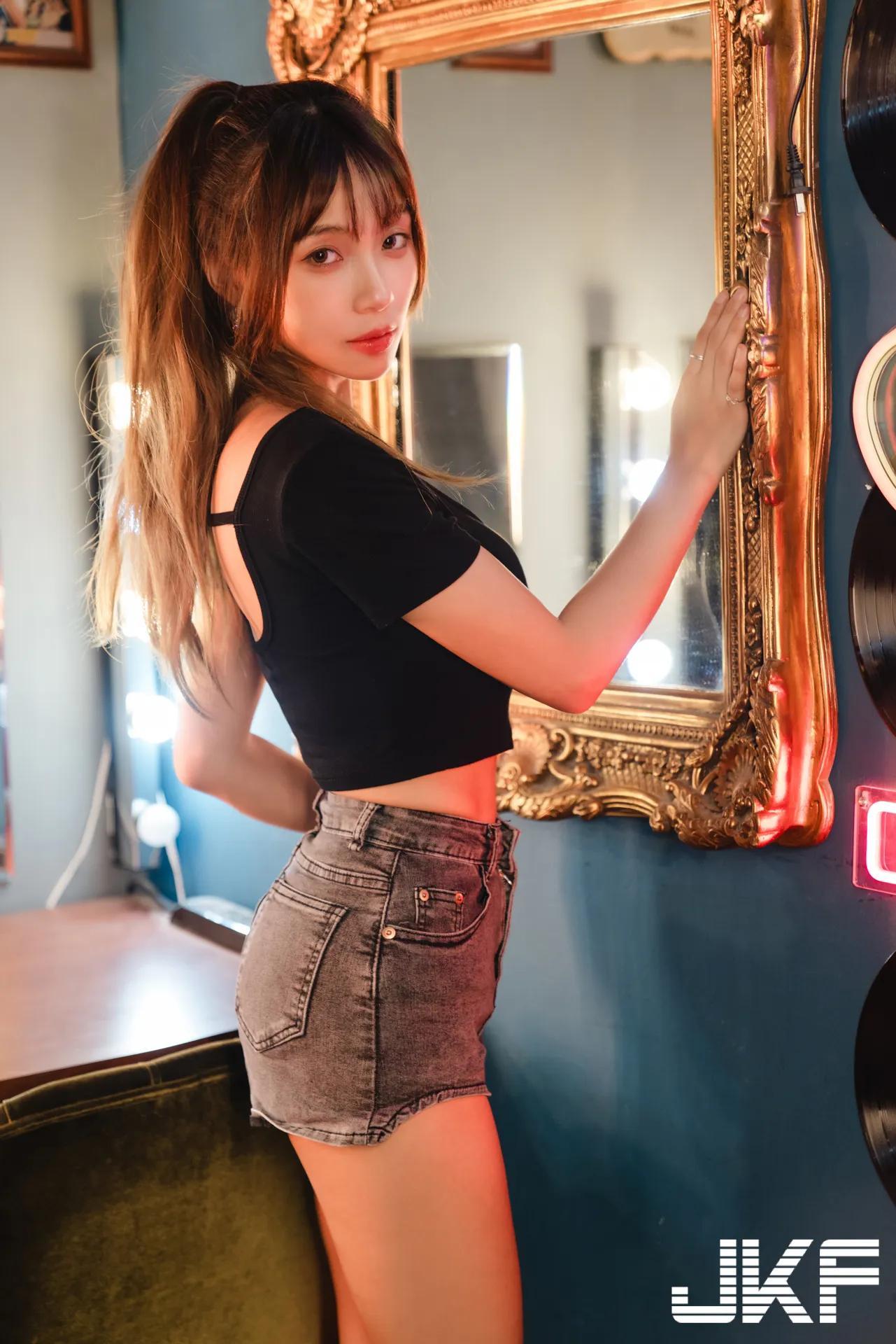 高颜值正妹「安然」的沙发诱惑，「超饱满低胸画面」太撩人！(79)