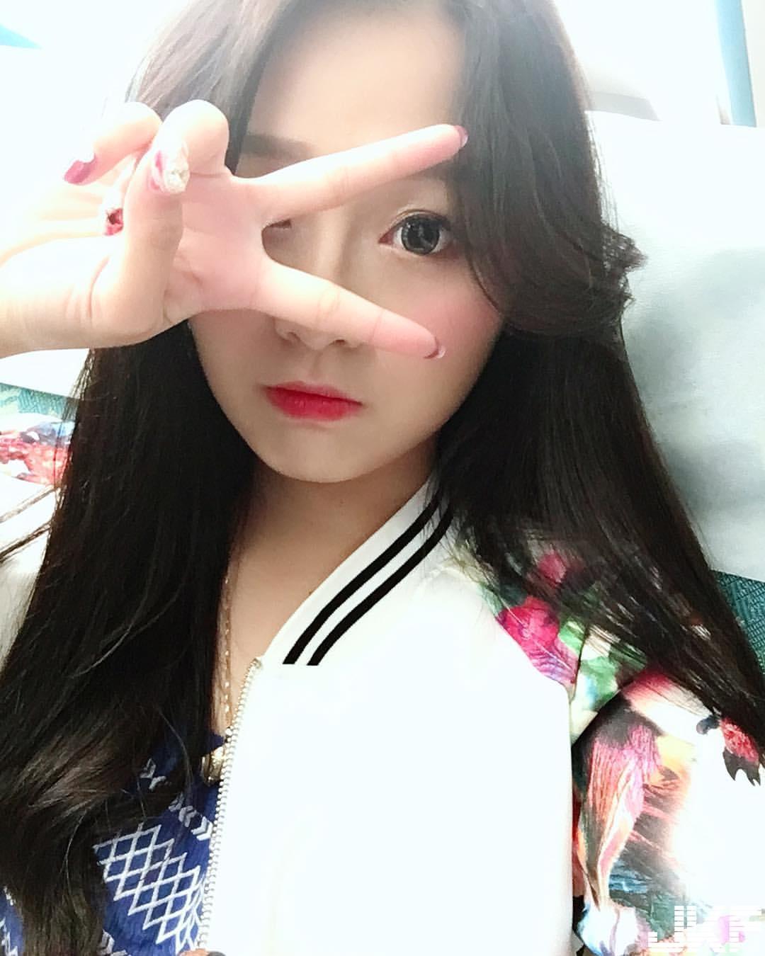 清新正妹 叶昀滋 衣服底下藏著深深的事业线 网：平常也包太紧!(6)