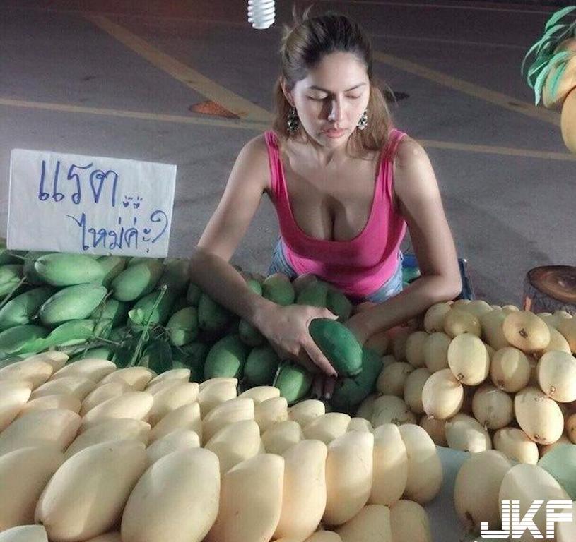 男客暴动！夜市小吃摊「大奶女店员」服务画面好H喔！超挑逗「辣妹服务」太销魂了…(7)