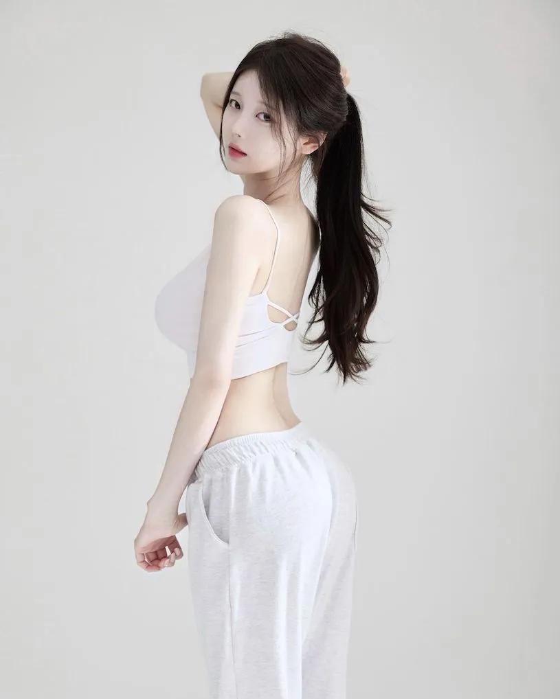 正妹板娘「性感推荐私房景点」，「白嫩曲线」让人想一起郊游！(7)