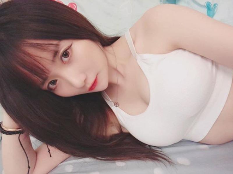 「E奶美少女」超纤细好身材，22寸细腰和白嫩修长美腿，在家自拍也能引6万人追踪！-小湿妹图(11)