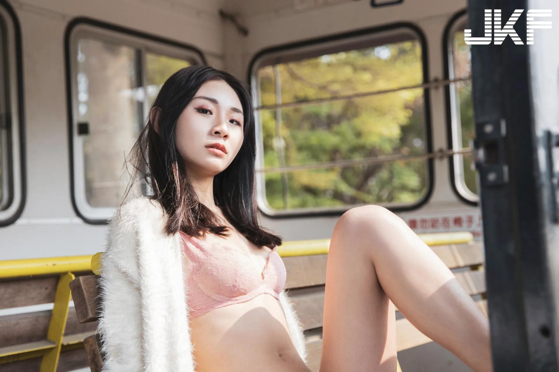 空灵正妹「Hanna憨憨」的户外性感特辑，超火辣「翘臀嫩乳」极致诱惑！(53)