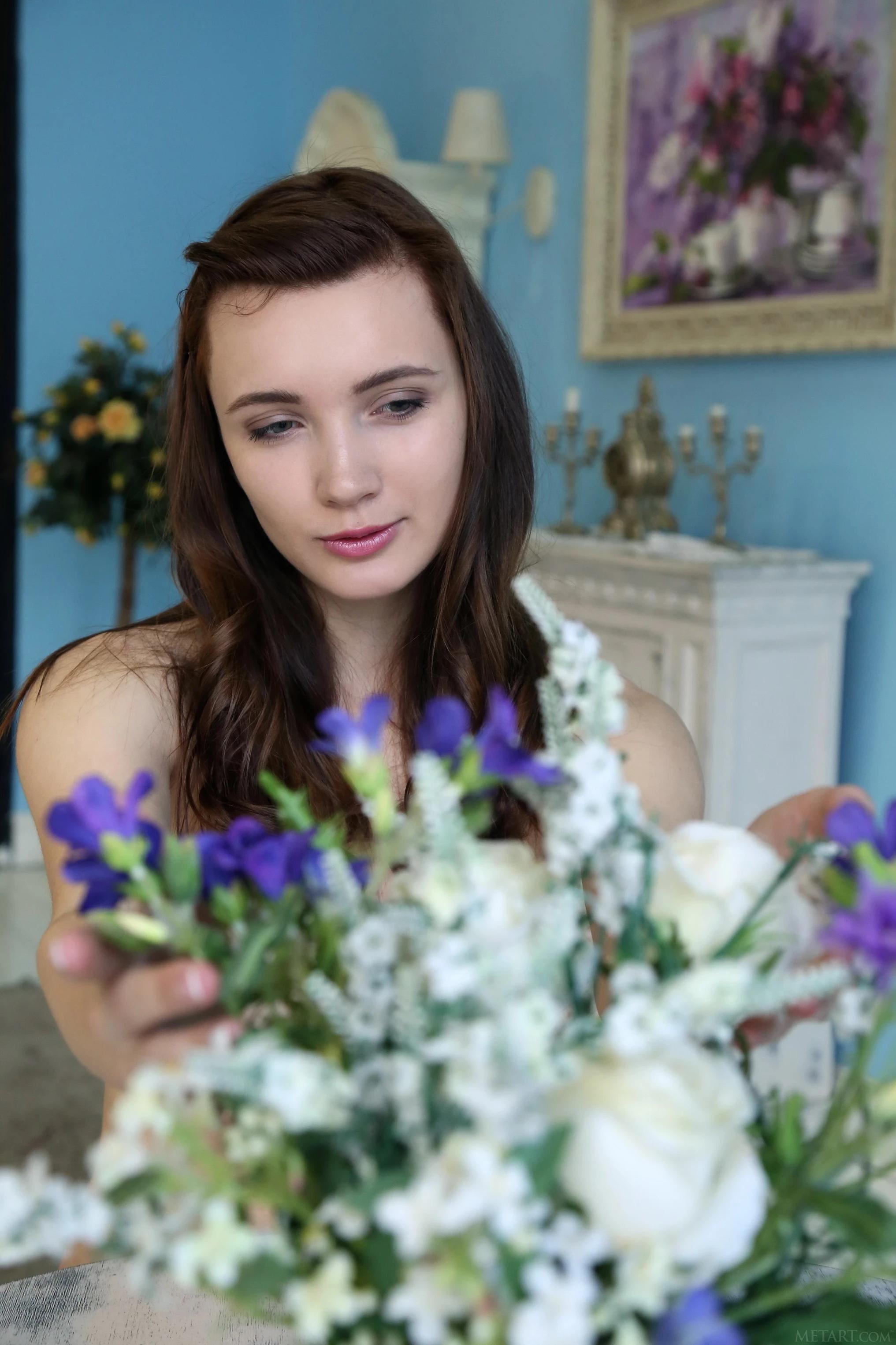 Aria Bella Presenting (119P)(15)