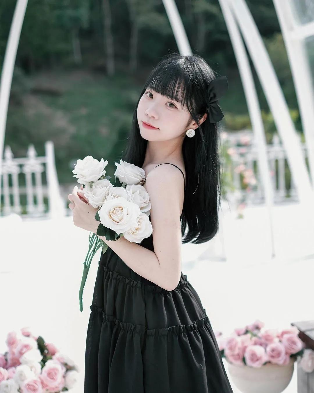 邻家女孩「可可」低胸身材若隐若现 邪恶视角亮眼吸睛(19)