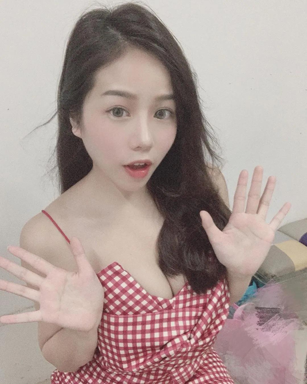 姜幂Hami Chiang 「浑圆雪奶」超饱满...露出一大半：忍不住狂盯