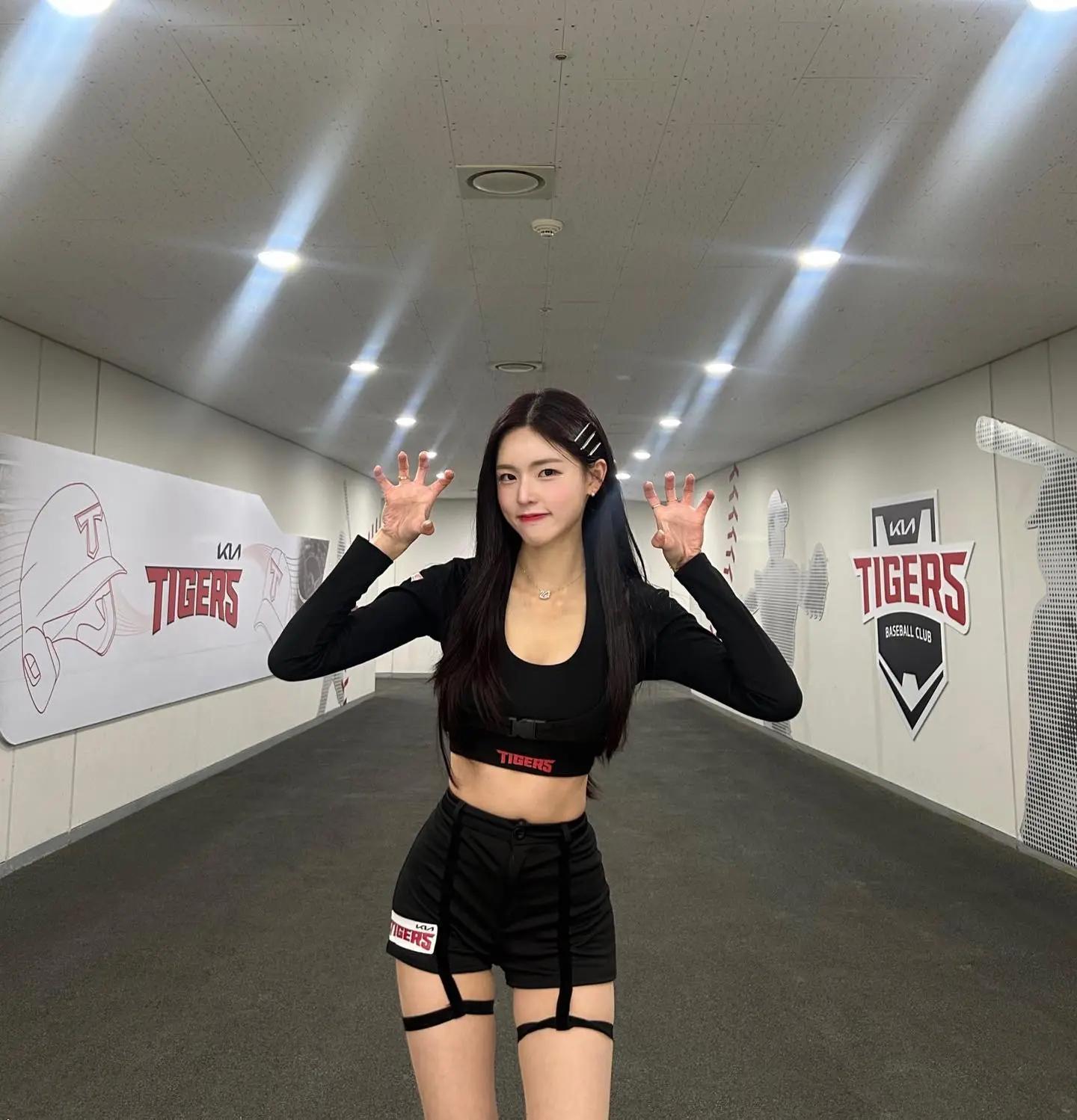 Park Sin-bi(朴信妃)(57)