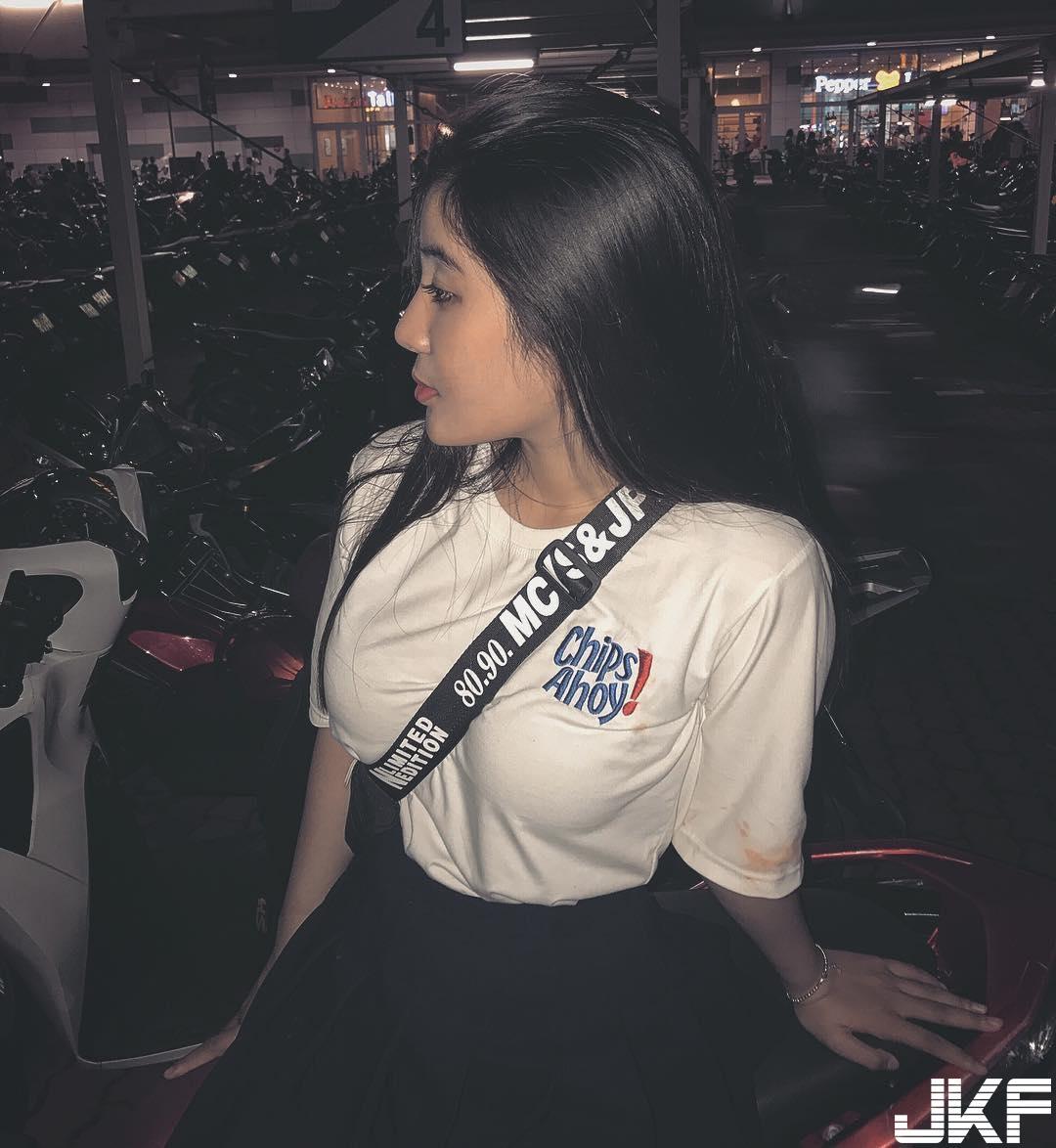 狂峰还是狂蜂？越南「巨乳高校生」奶夹背带　紧身传统服饰快被撑破！-小湿妹图(5)