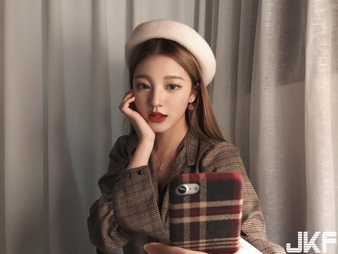 已恋爱！清新女大生上衣滑落意外露出「美嫩肌」，破表颜值让人快要忍不住-小湿妹图(9)