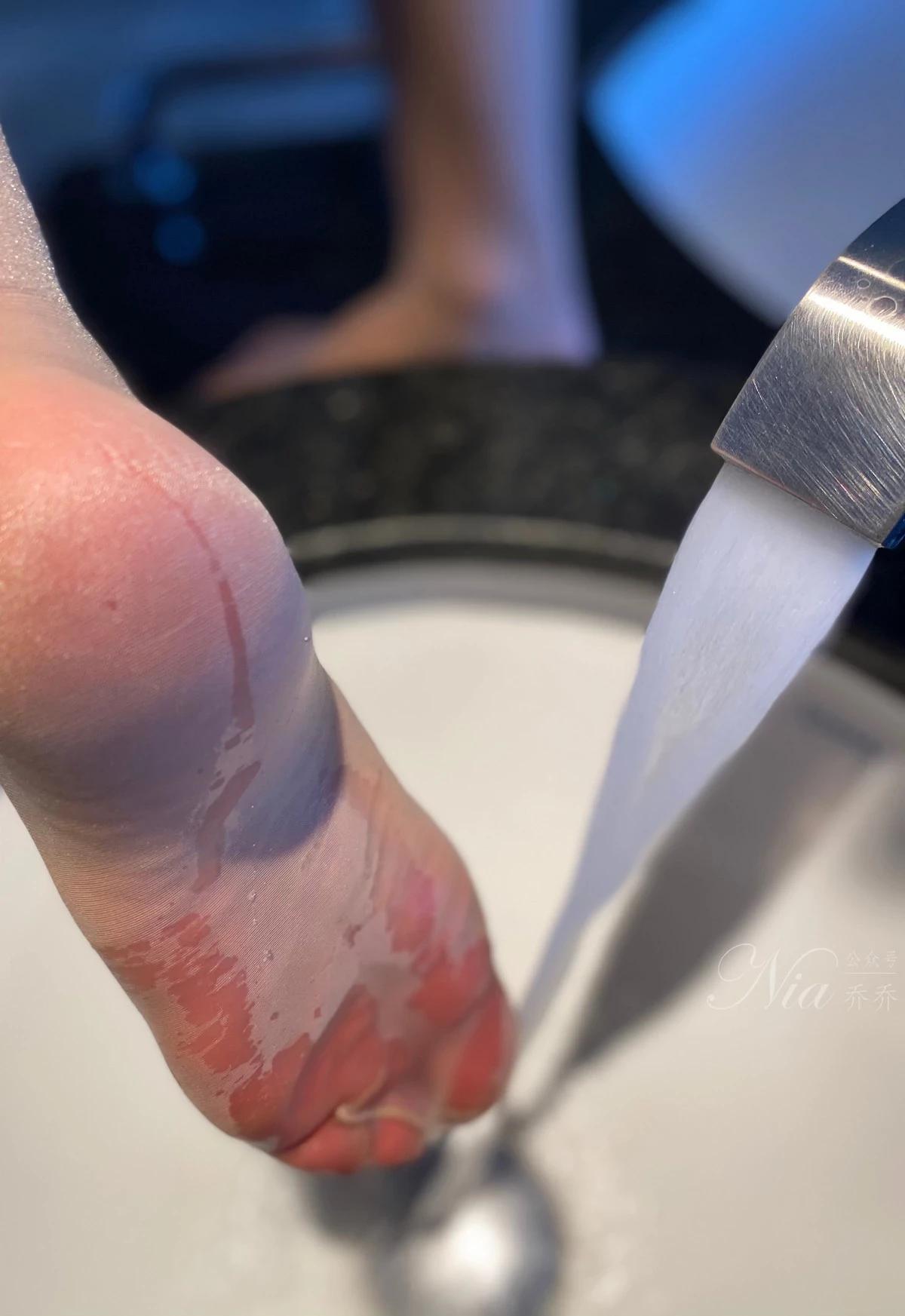 網絡美女安喬喬兒溫柔少婦風主題浴室性感花色連衣短裙配超薄肉絲完美誘惑寫真90P(78)