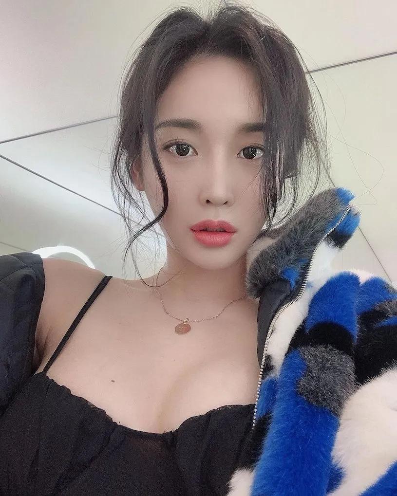 性感尤物「청아」高楼赏景太火辣，「饱满车头灯」比风景更诱人！(4)