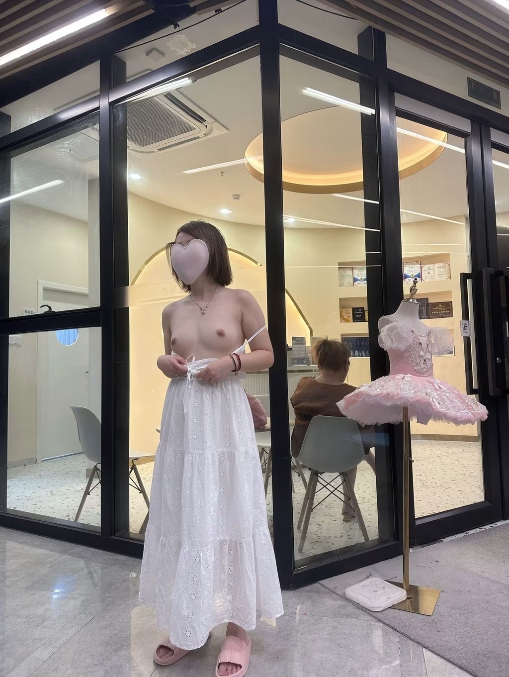 露出小蘿莉人前私拍福利(68)