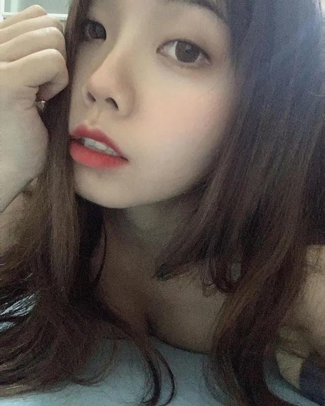 正妹YINA用餐自拍外套遮不住性感深沟让人喷鼻血(18)