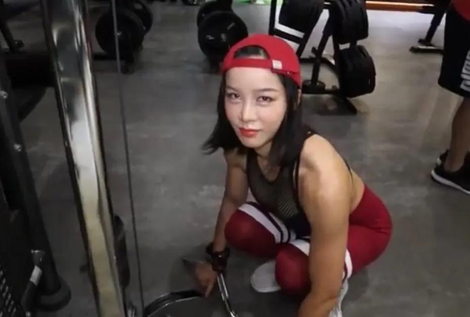 艾玛EMMA 雪白大长辈！超狂身材让人秒起邪念(10)