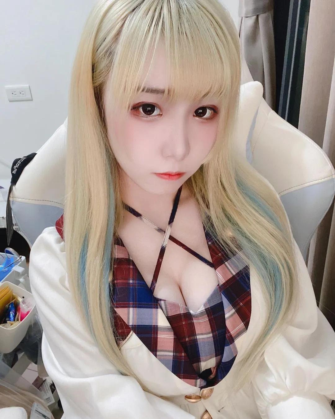 甜美正妹「璃茉」事业线直接溢出「白皙诱人」实在好想喂食呀，融化粉丝的心！(8)