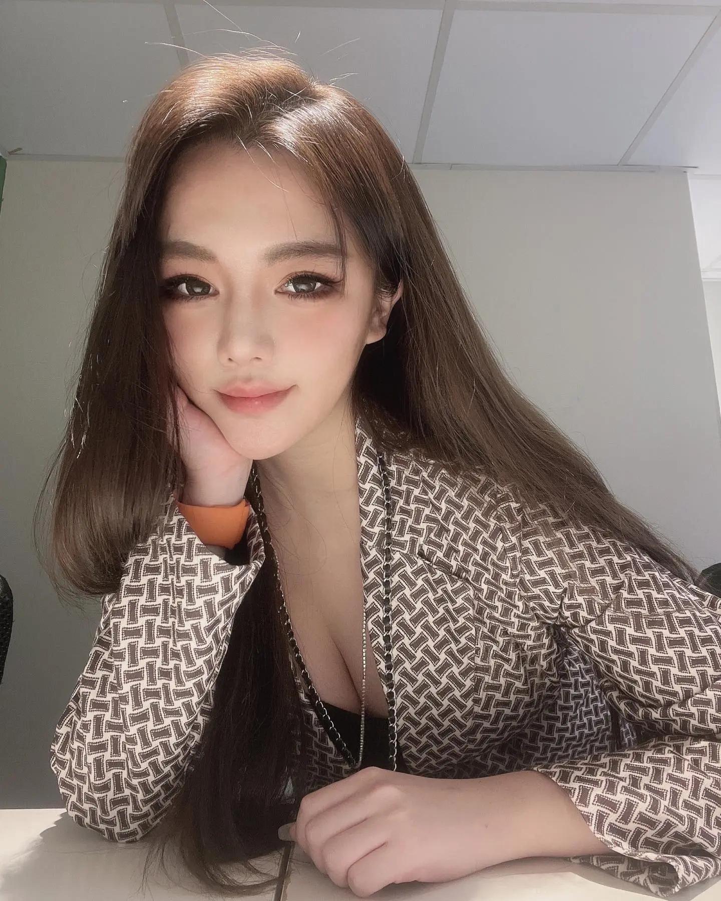 长发奶妹「Dora」巨乳形状完整秀出，胸前车头灯好凶！ 精致美颜还有惹火身材