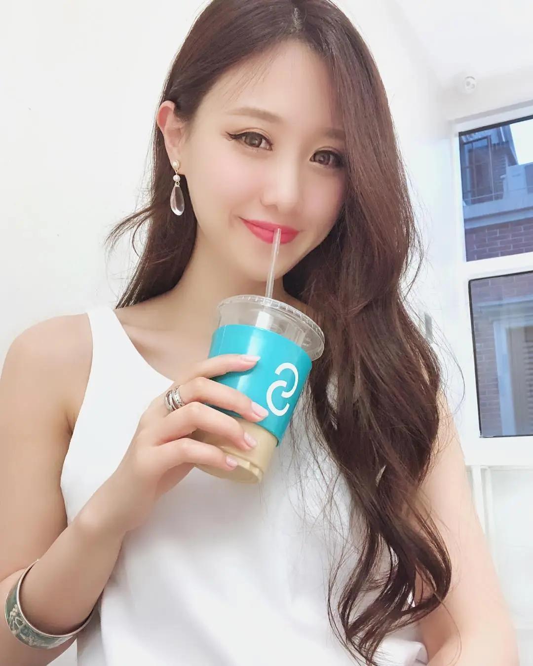 甜美空姐自拍　纤细美腿与高颜值超吸睛(1)