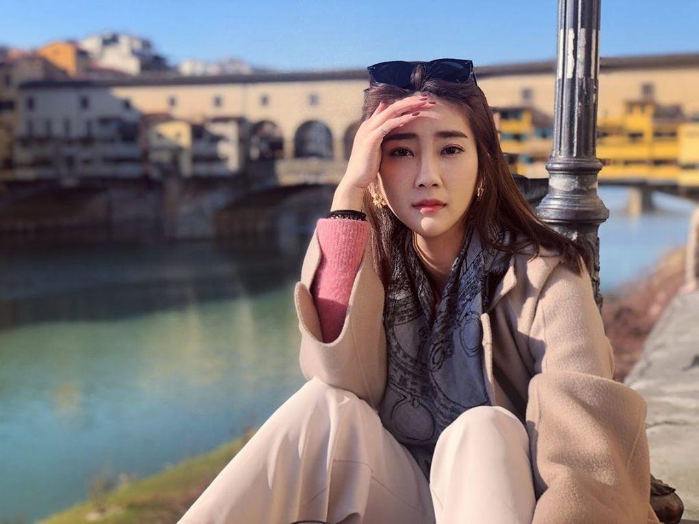 甜心空姐「Katrina」超有气质又甜美清新，与小动物互动好温馨可爱(9)