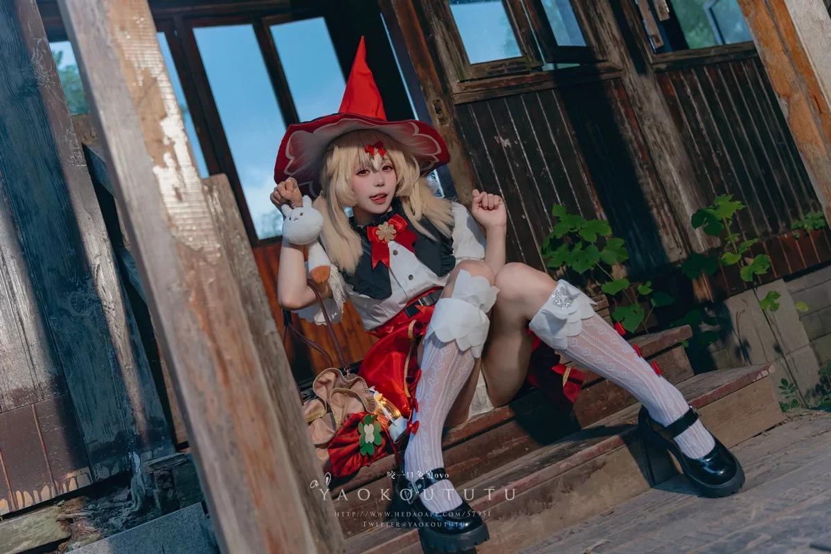 顏值博主咬一口兔娘可莉炸魚舞主題性感紅白連衣短裙配白絲襪秀完美身材誘惑寫真66P(21)