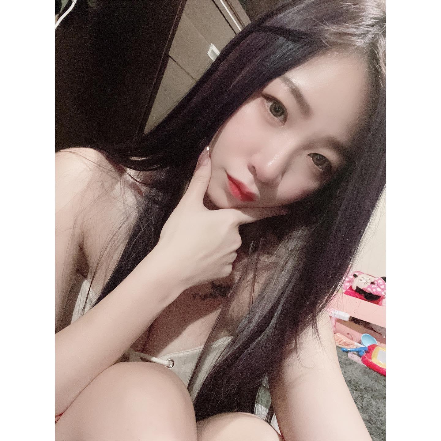 美乳妹「心瑜」性感火辣身材白皙酥胸 让人看了好兴奋.....(7)