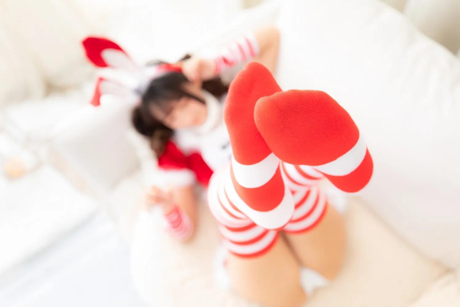 神楽坂真冬《圣诞女孩4》红白条纹袜挡不住的色气(60)
