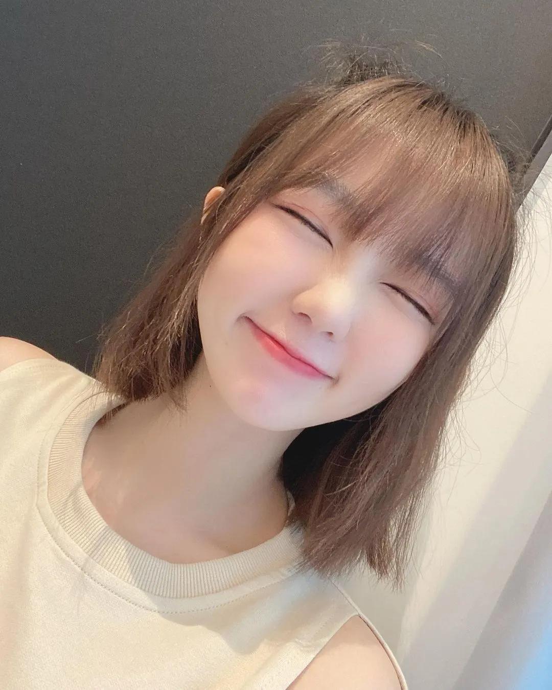 白嫩小姊姊「妮妮子」甜美笑容疗愈人心！饱满身材曲线太销魂(1)