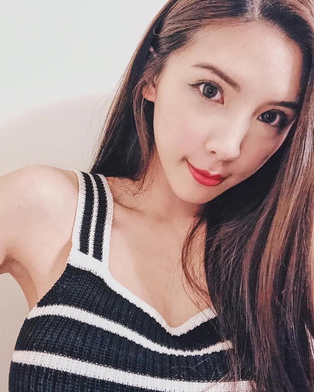 吃糖还能耍性感！「Chloe Hsu」极品身材超美挺，火辣美照一定要誓死追随！(19)