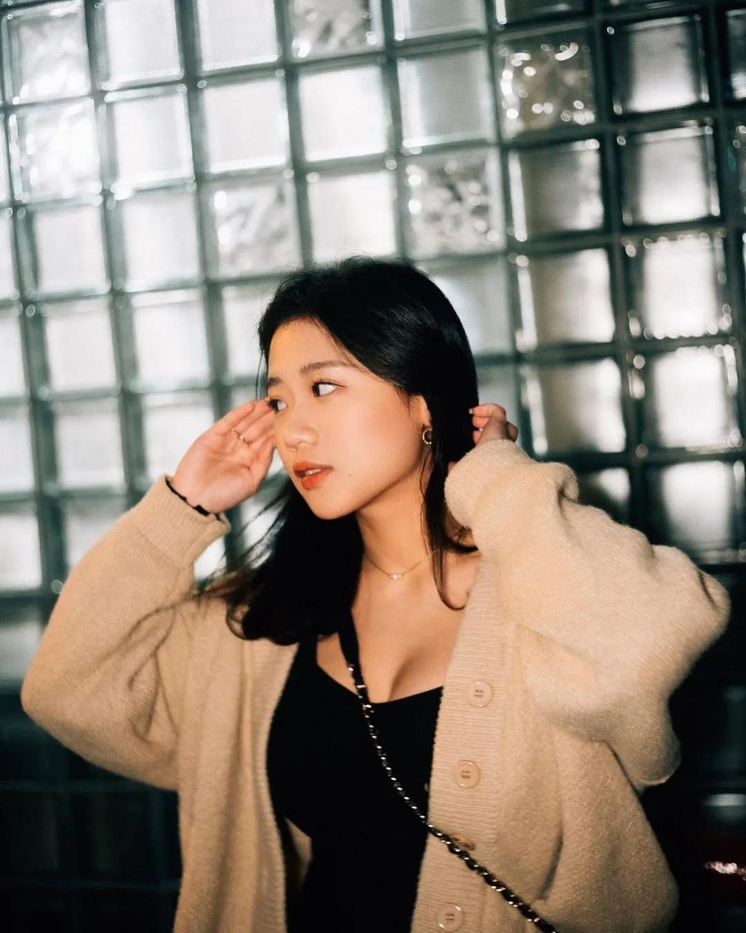 香港正妹「比基尼爆乳」好傲人！眼角泪痣可爱又妩媚，网友：想一起喝丝袜奶茶(13)