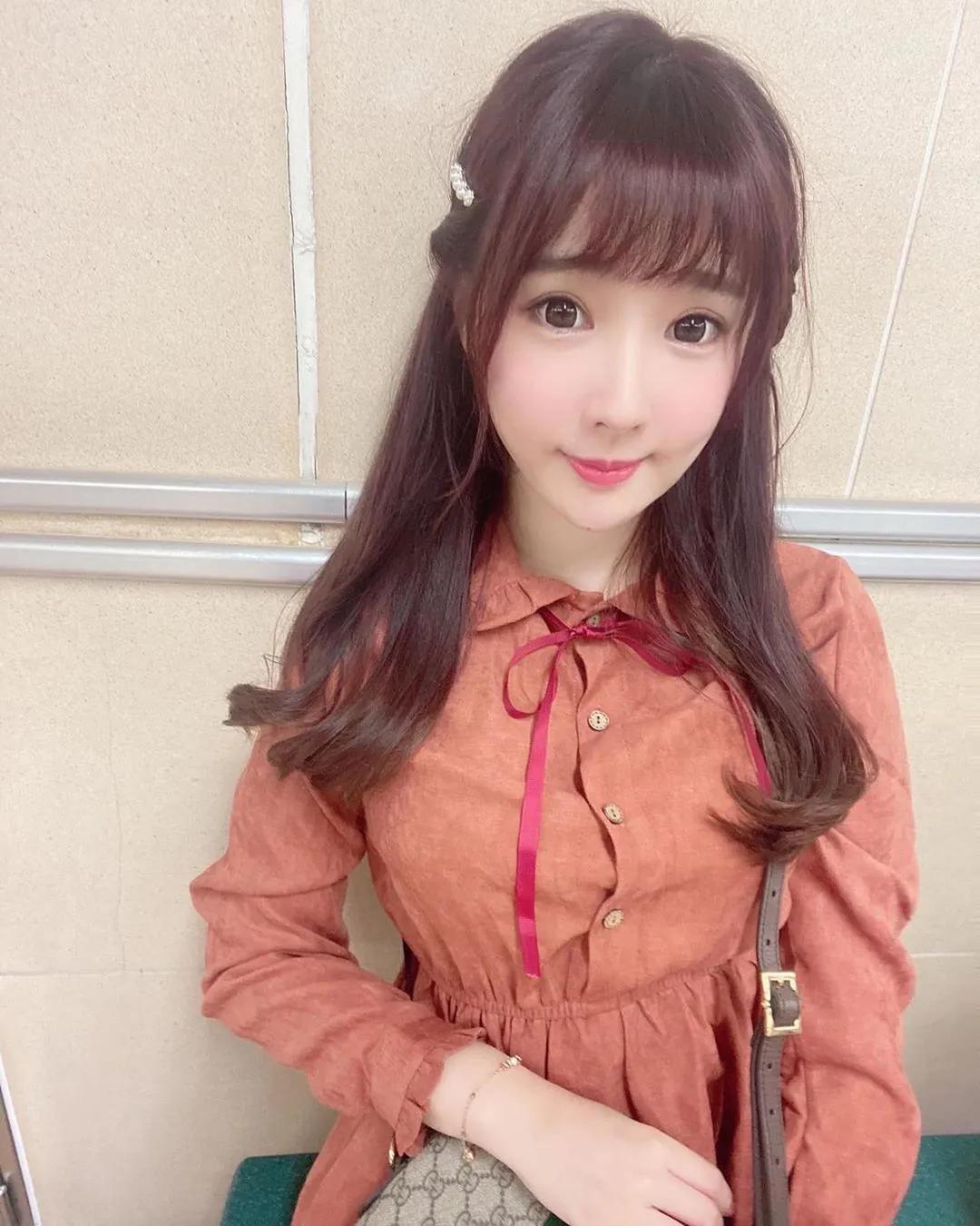 小苹果 穿上美美的服装....小露事业线好迷人(5)