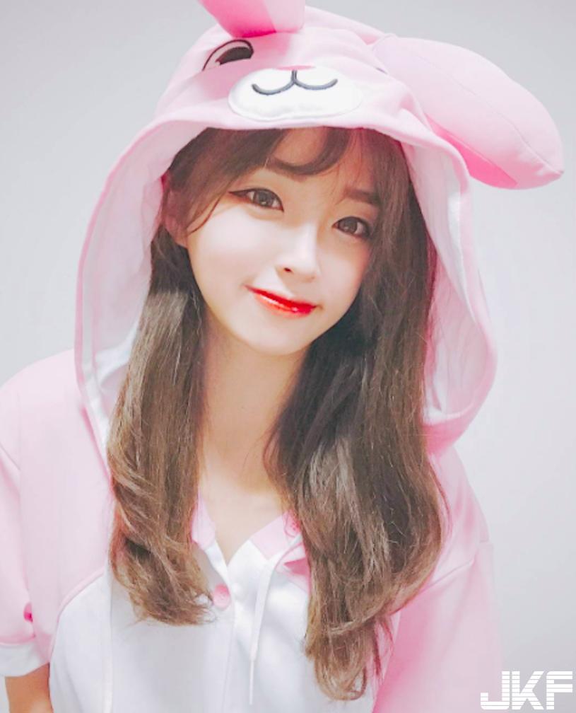 制服学生妹好凶啊！发育超好「把衣服撑爆」，这乳量真的太重了！-小湿妹图(16)