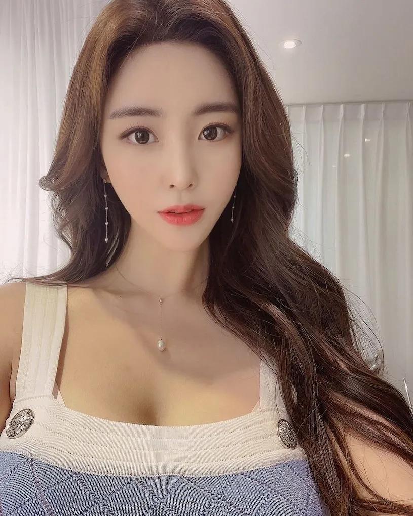 长发姐姐的「丰满美乳自拍」，性感的「胸型弧度」好魅惑！(16)