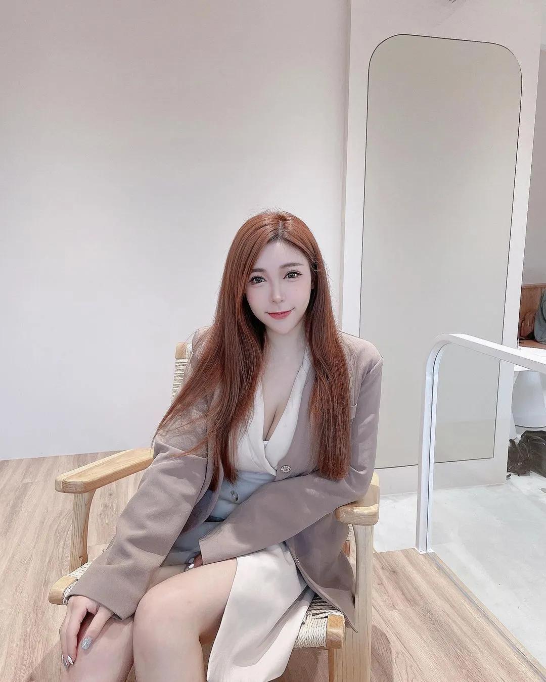 「超胸女球迷」奈奈每次看比赛都超辣！「双份大白球」让人超想全垒打！-小湿妹图(10)