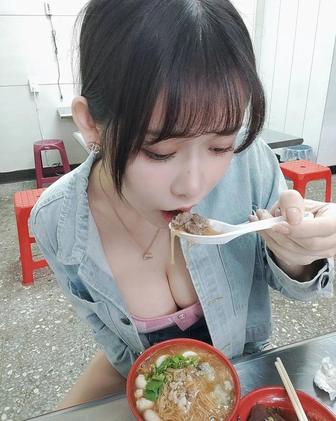 看她吃美食的频率再对照身材 合理怀疑营养都吃到胸部去~菈菈（何语萱）(1)