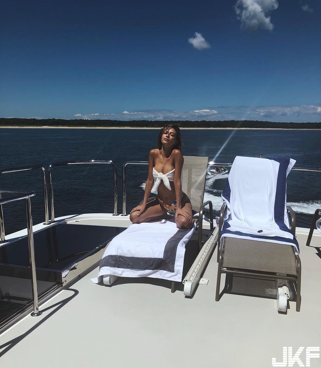 No Bra Club！妹子「无罩上阵」美乳大解禁　乳首凸凸只能抱紧处理啦！-小湿妹图(8)