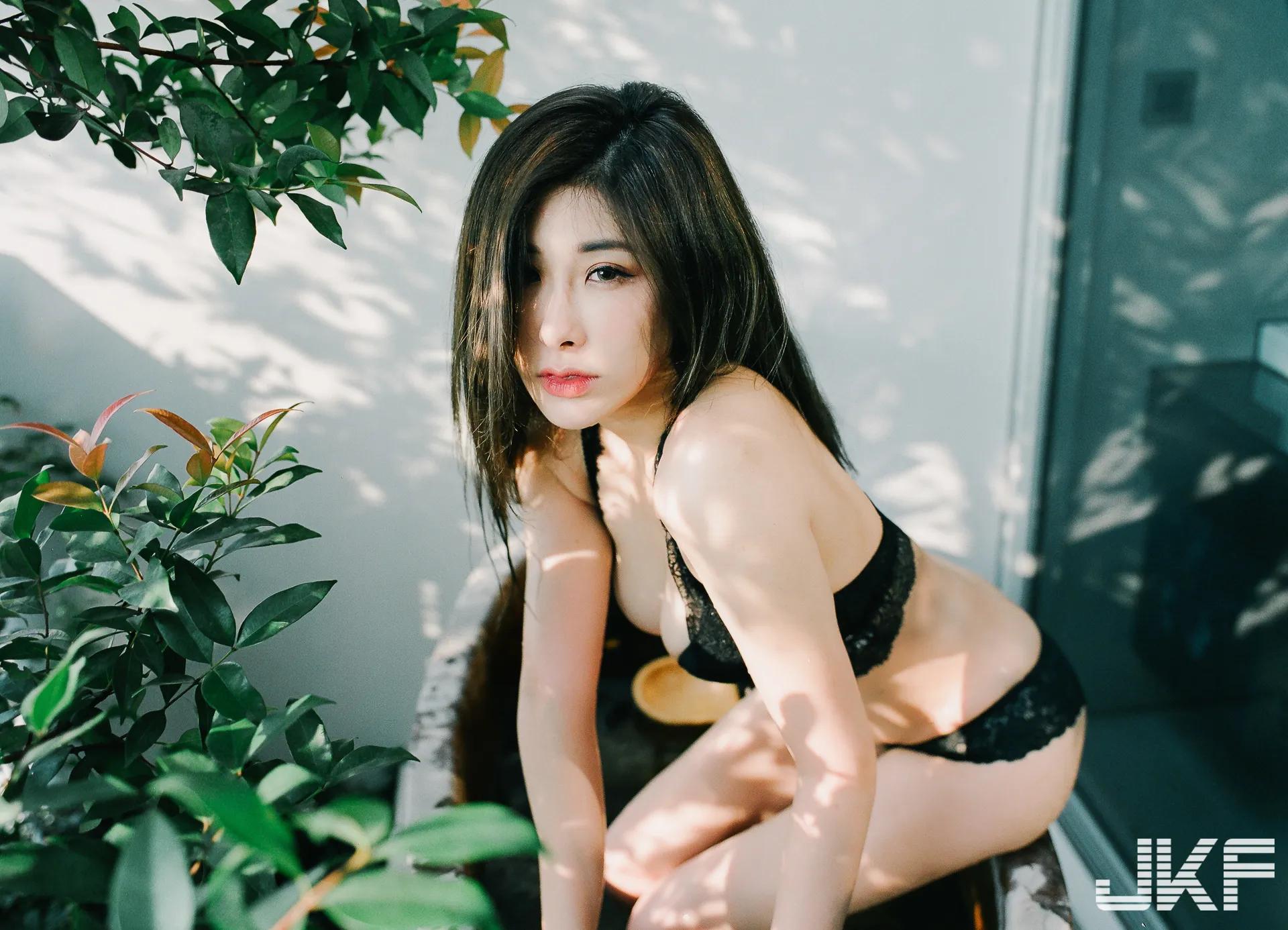 顶级高颜值天菜正妹「蔡旻君」美胸出水画面极致挑逗，情欲氛围无敌诱人！(94)