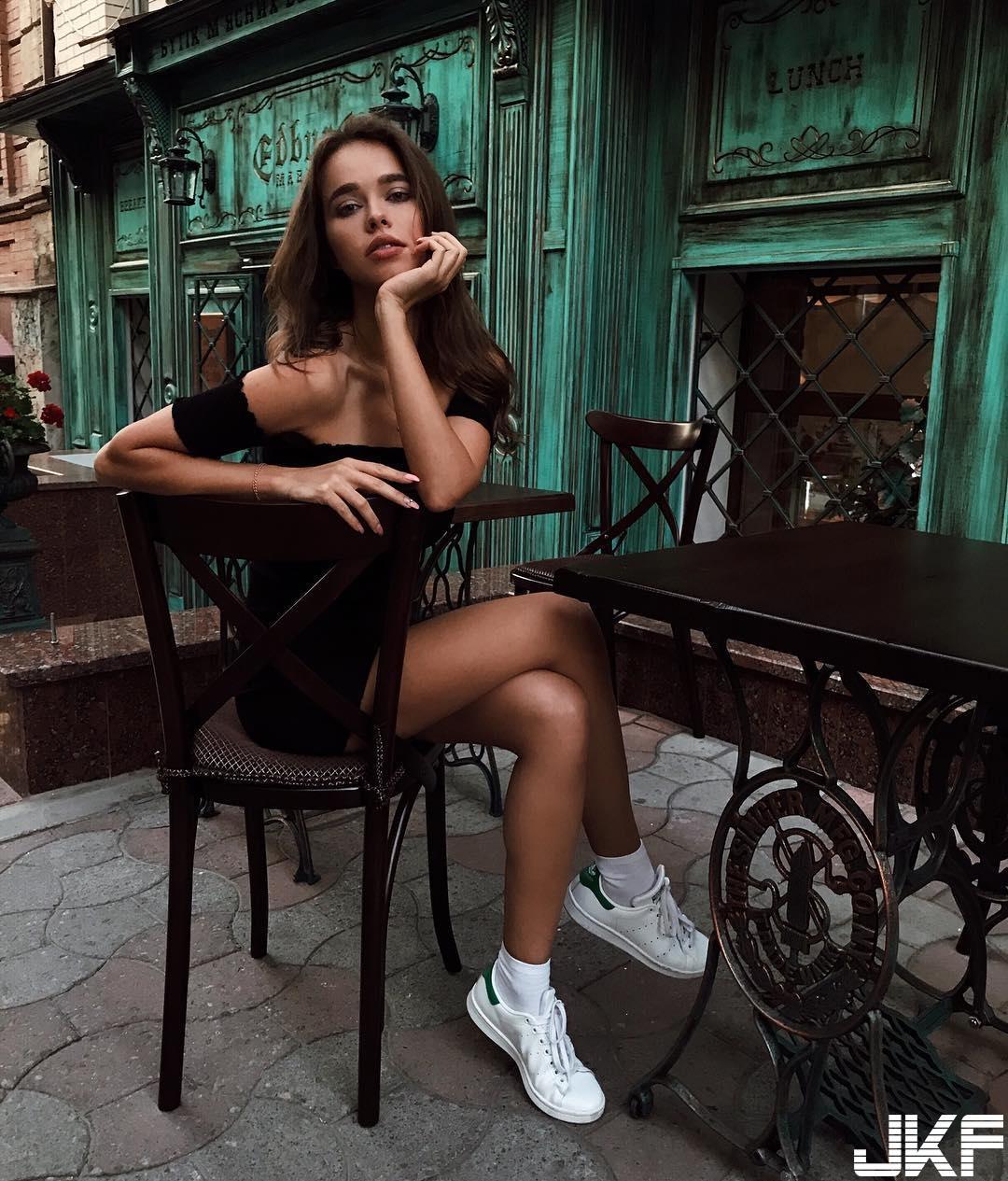 极品！「乌克兰正妹」身材高挑双腿纤细　超高衩连身泳衣越看心越痒(9)