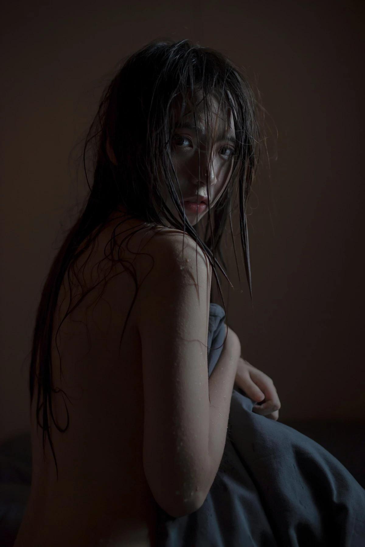 網絡美女瘋貓ss思緒之浴室主題私房浴室半脫露曼妙身姿濕身撩人誘惑寫真30P(17)