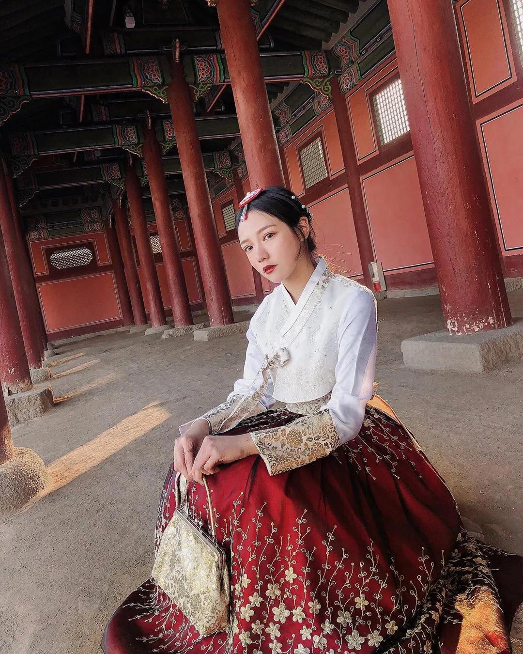 令人失控的长腿！气质美女「谢佩」曲线曼妙，性感皮裙配白皙美腿不看吃亏！-小湿妹图(17)