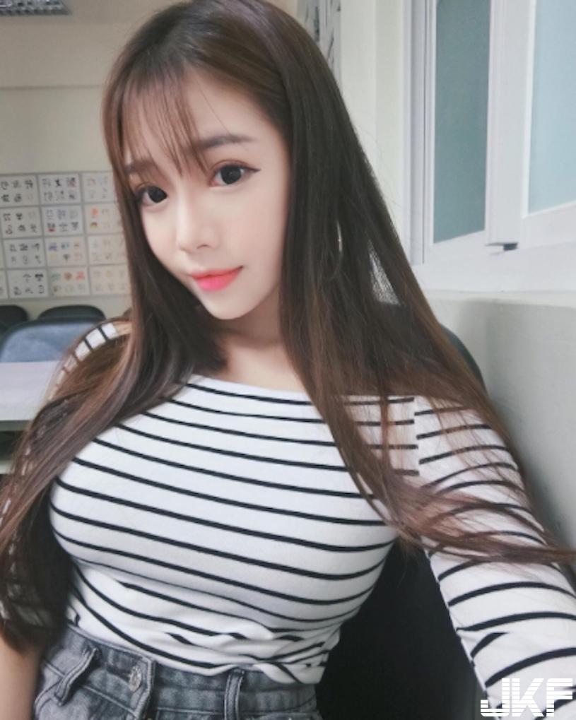 甜美系隐乳正妹！紧身衣炸出「浑圆胸型」，完全是女神等级！-小湿妹图(11)